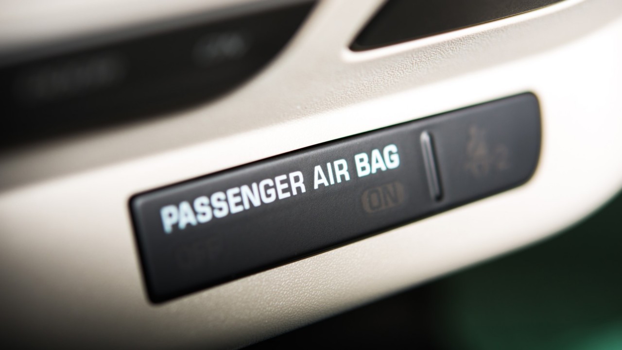 Beifahrerairbag ausschalten: Airbag Hinweisschild im Auto