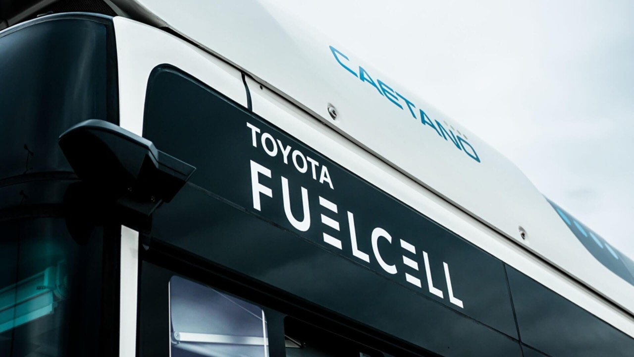 Toyota-Bus mit einem Brennstoffzellenantrieb
