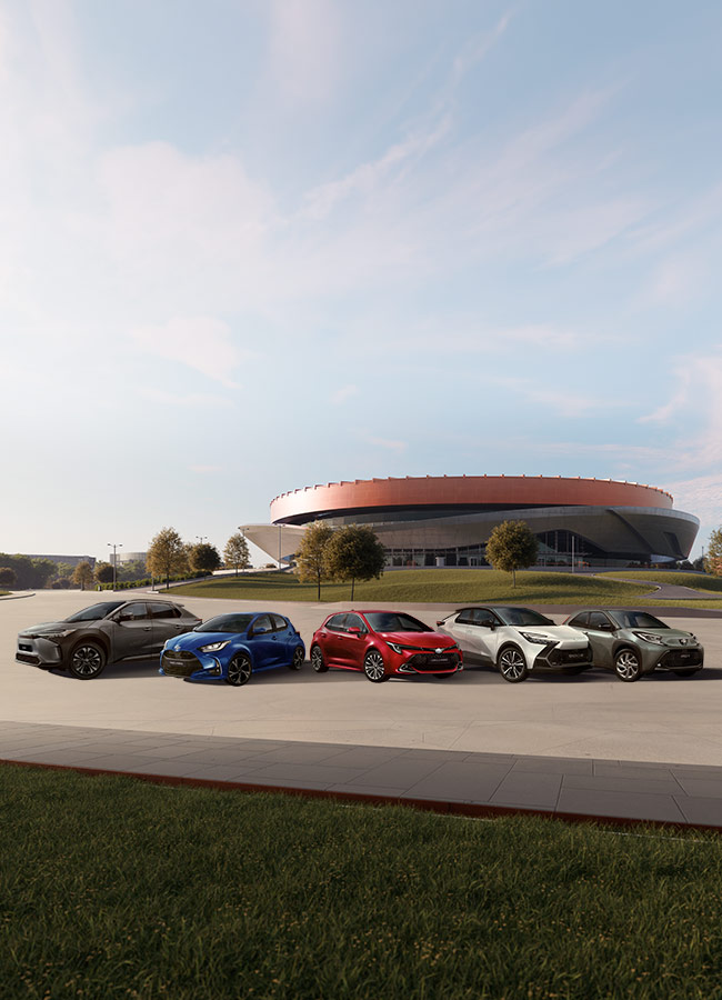Crossovermodell von Toyota steht vor einem Stadion