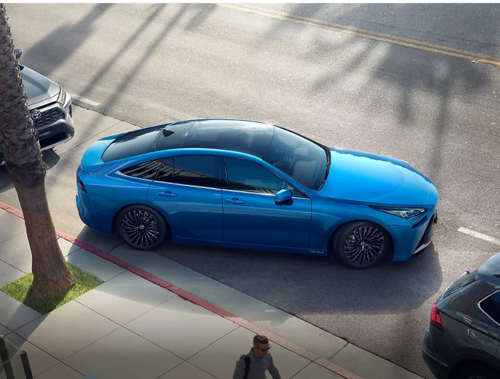 Blauer Toyota Mirai Wasserstoff Wagen