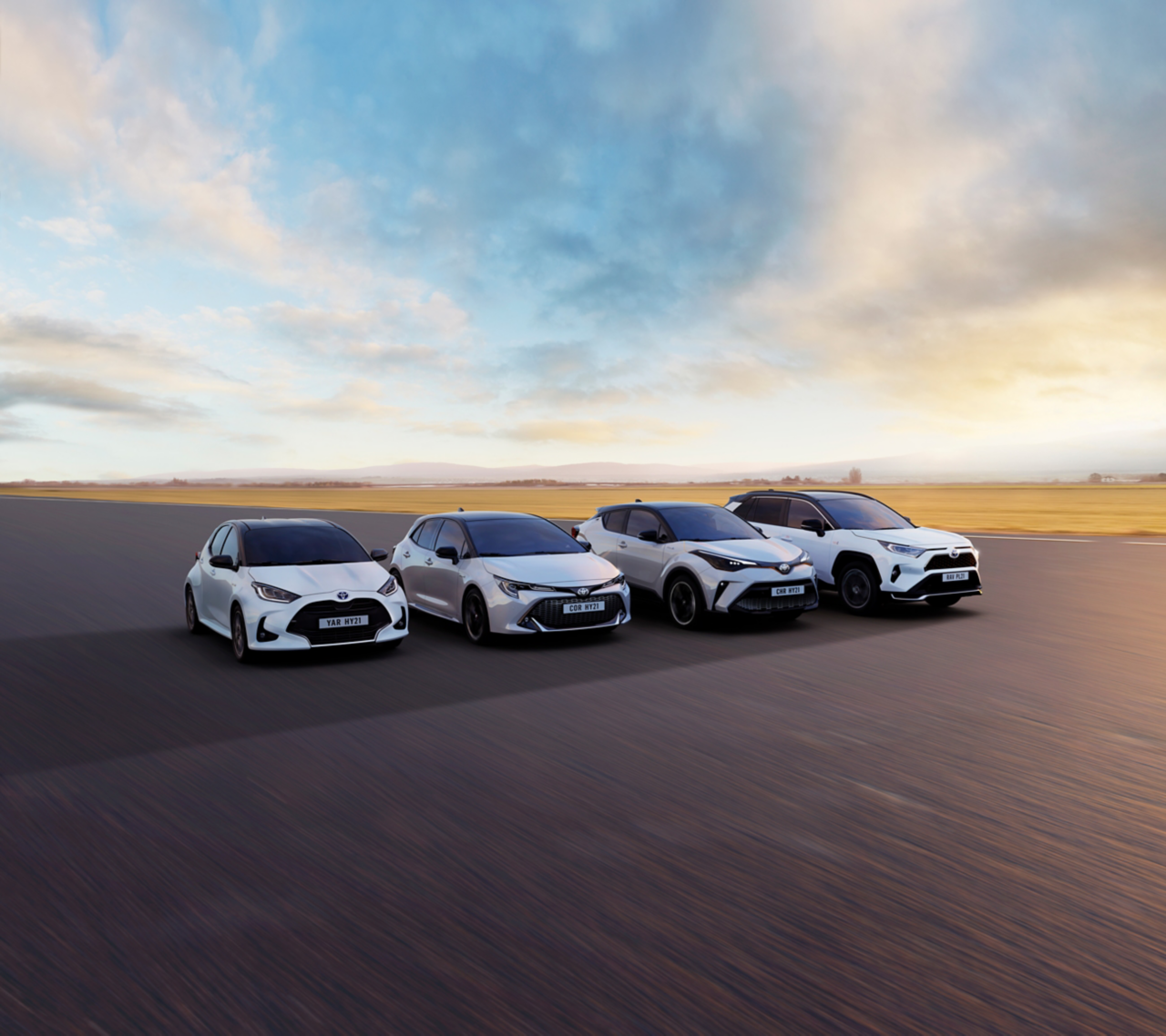 Vier Toyota Hybridautos stehen nebeneinander