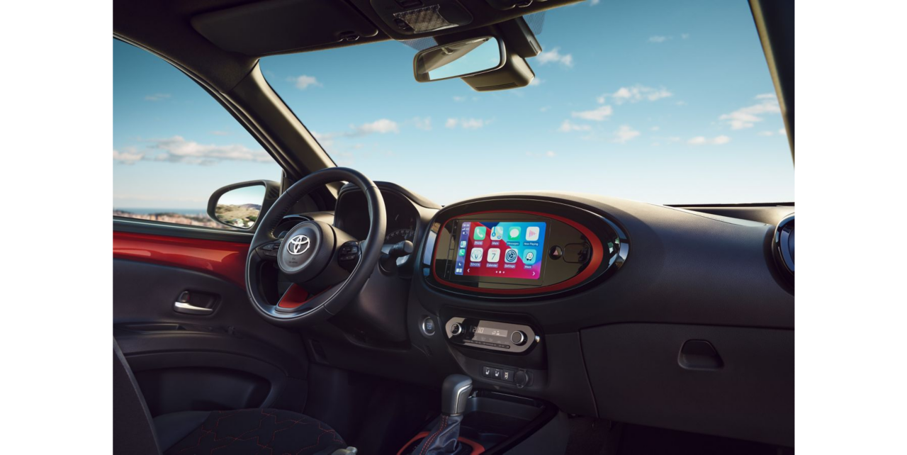 Innenansicht: Lenkrad und Mittelkonsole des Toyota Aygo X