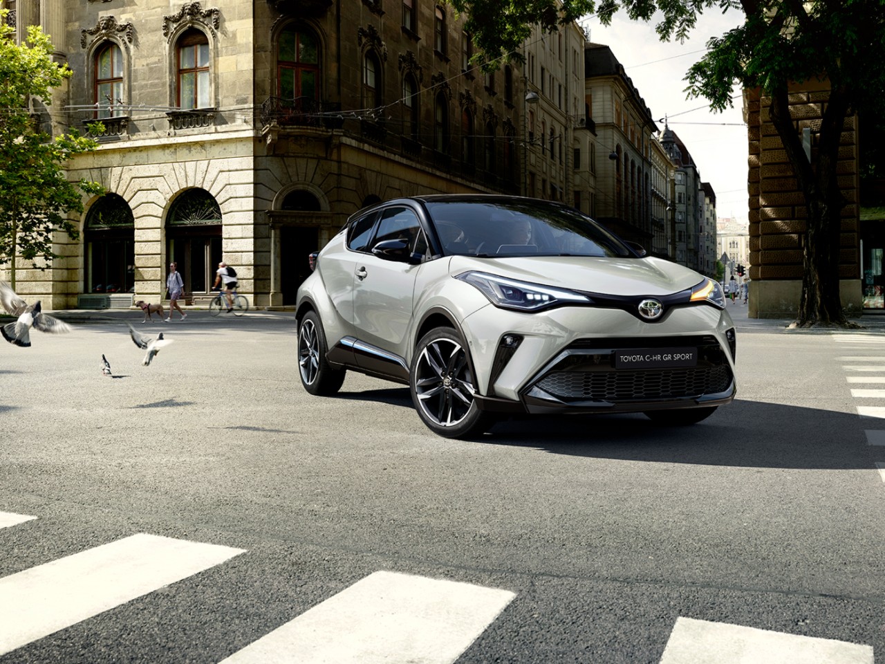 Frau am Steuer eines Toyota Yaris