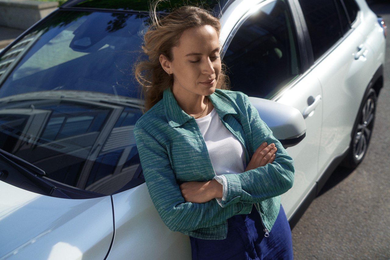 Frau am Auto