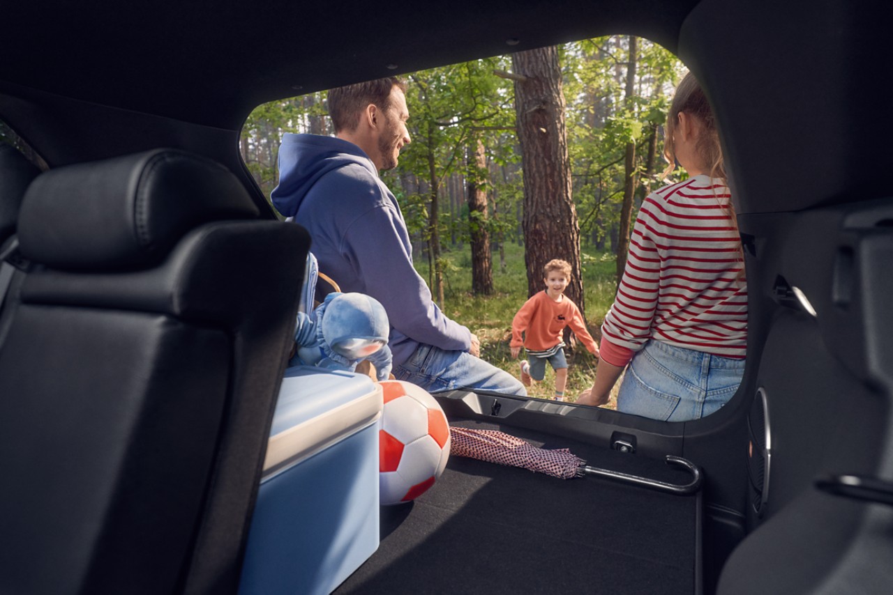 Familie am Auto