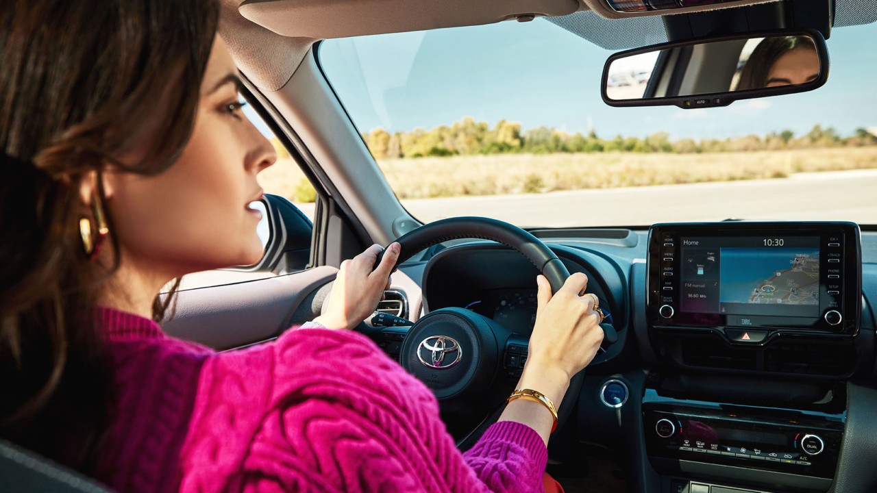 Frau beim Autofahren