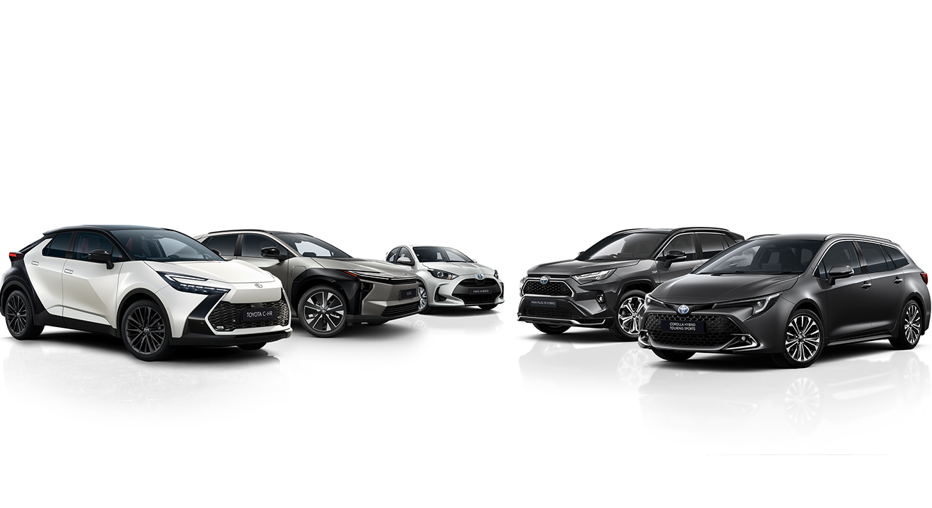 Eine Reihe verschiedener Toyota-Fahrzeuge, darunter ein schwarzer C-HR, ein weißer SUV und eine dunkle Limousine vor neutralem Hintergrund