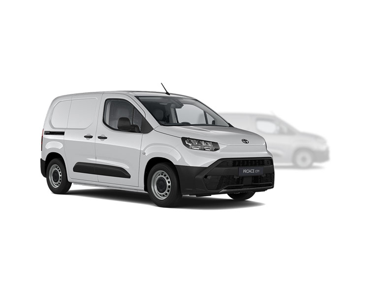 Weißer Toyota Proace City steht diagonal zur Kamera, im Hintergrund ist unscharf ein grauer Proace City zu erkennen