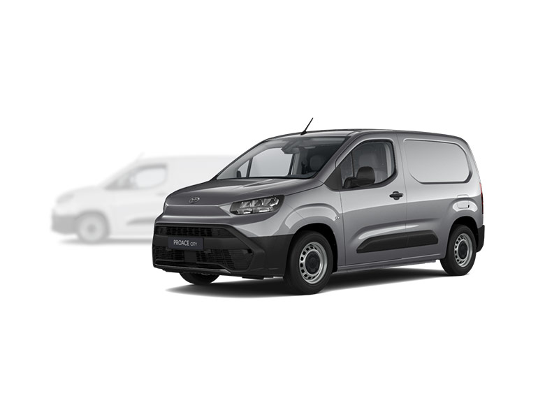 Grauer Toyota Proace City steht diagonal zur Kamera, im Hintergrund ist unscharf ein heller Proace City zu erkennen