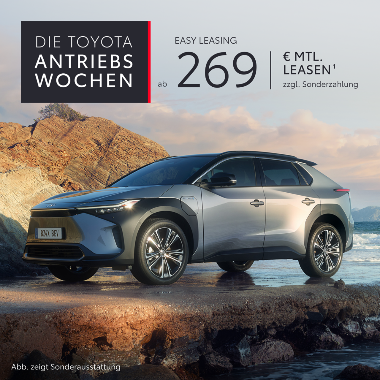 Elektrischer SUV steht am Rande eines Meeres