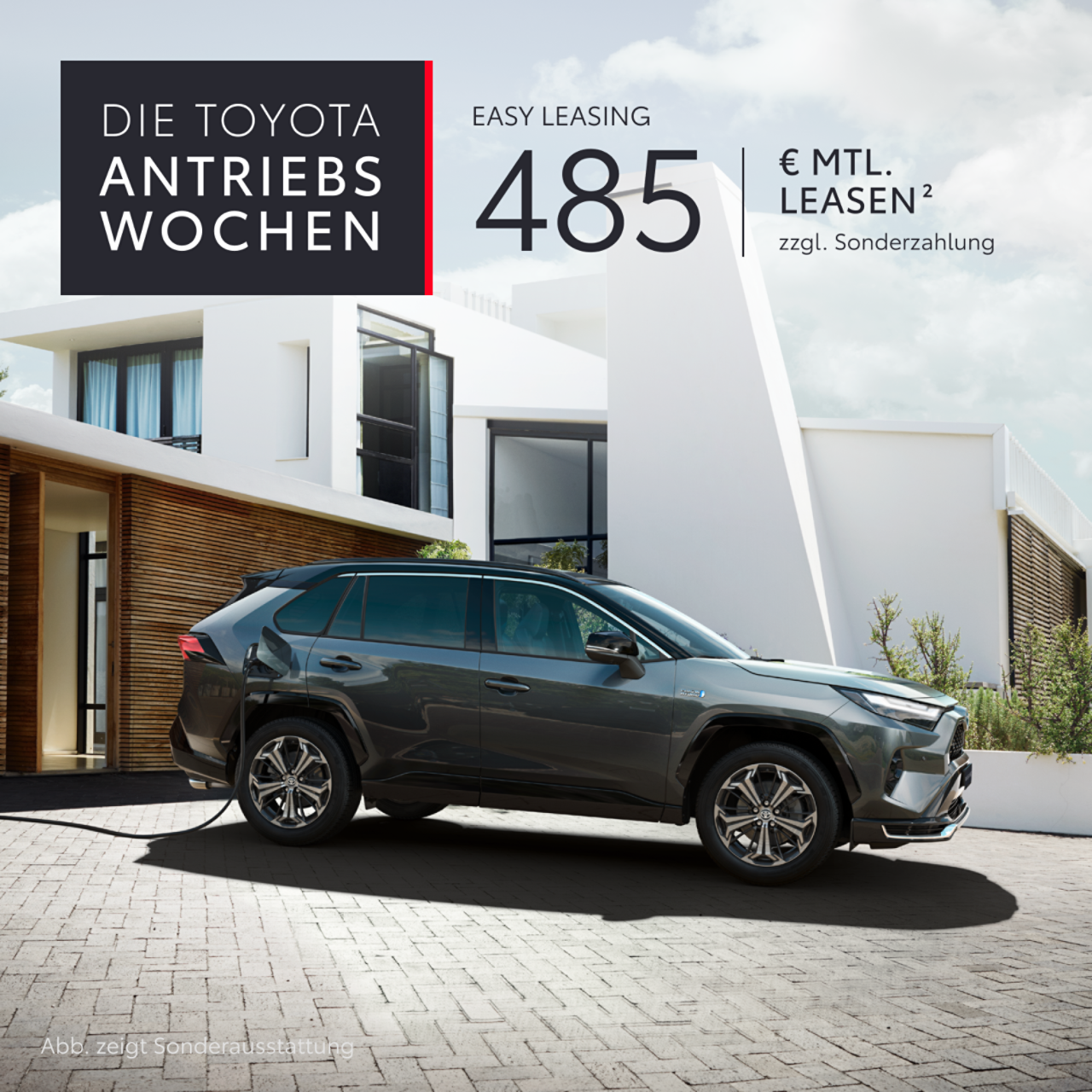 Plugin Hybrid SUV steht vor einer Garage mit einem Stecker