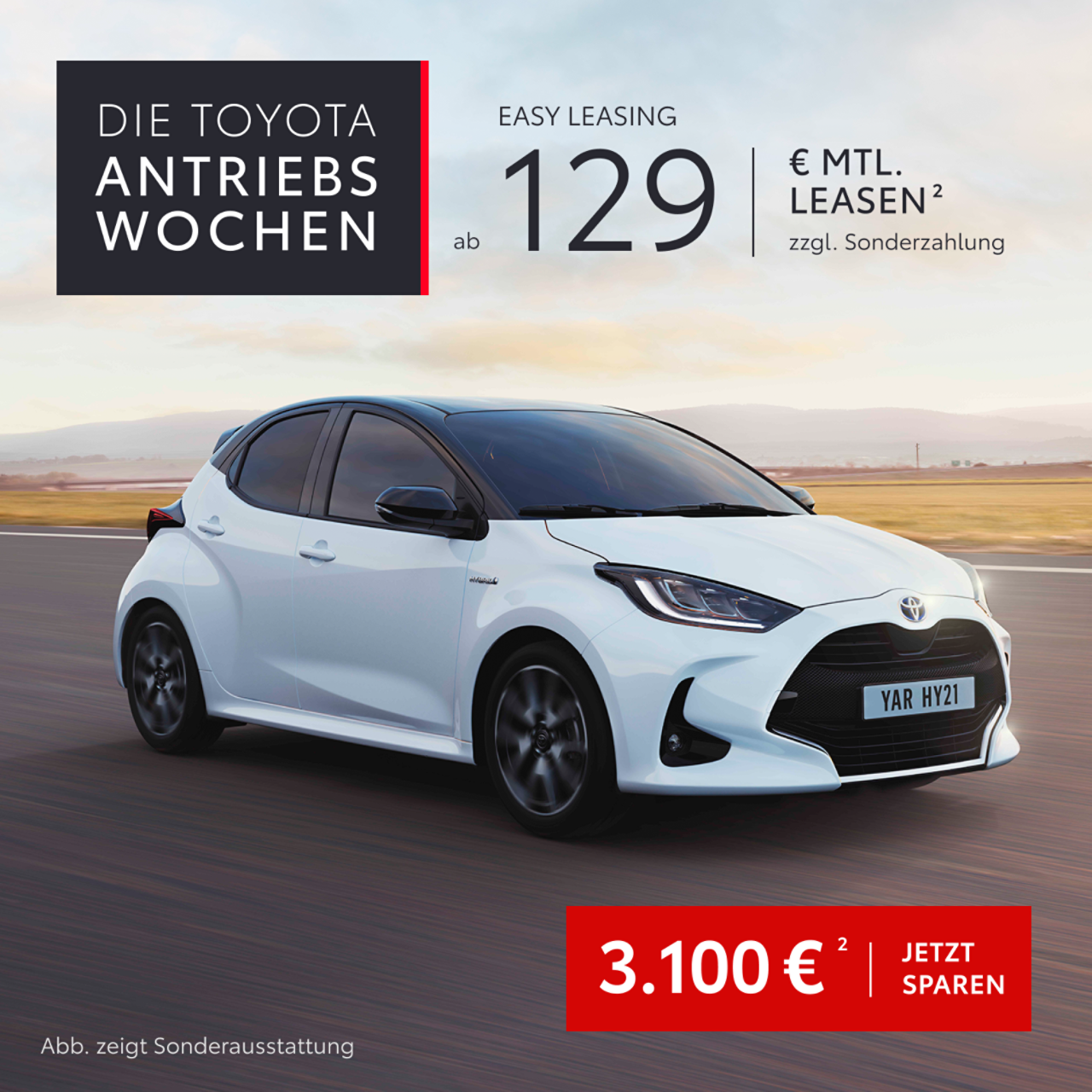 Kleinwagen fährt eine leere Straße entlang