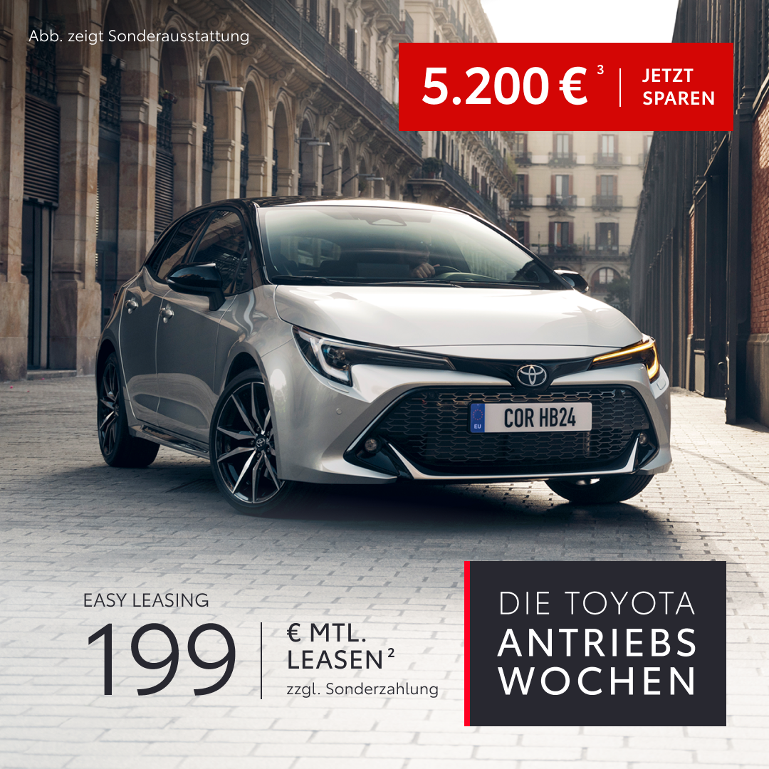 Toyota Corolla parkt zwischen zwei Wohnhäusern