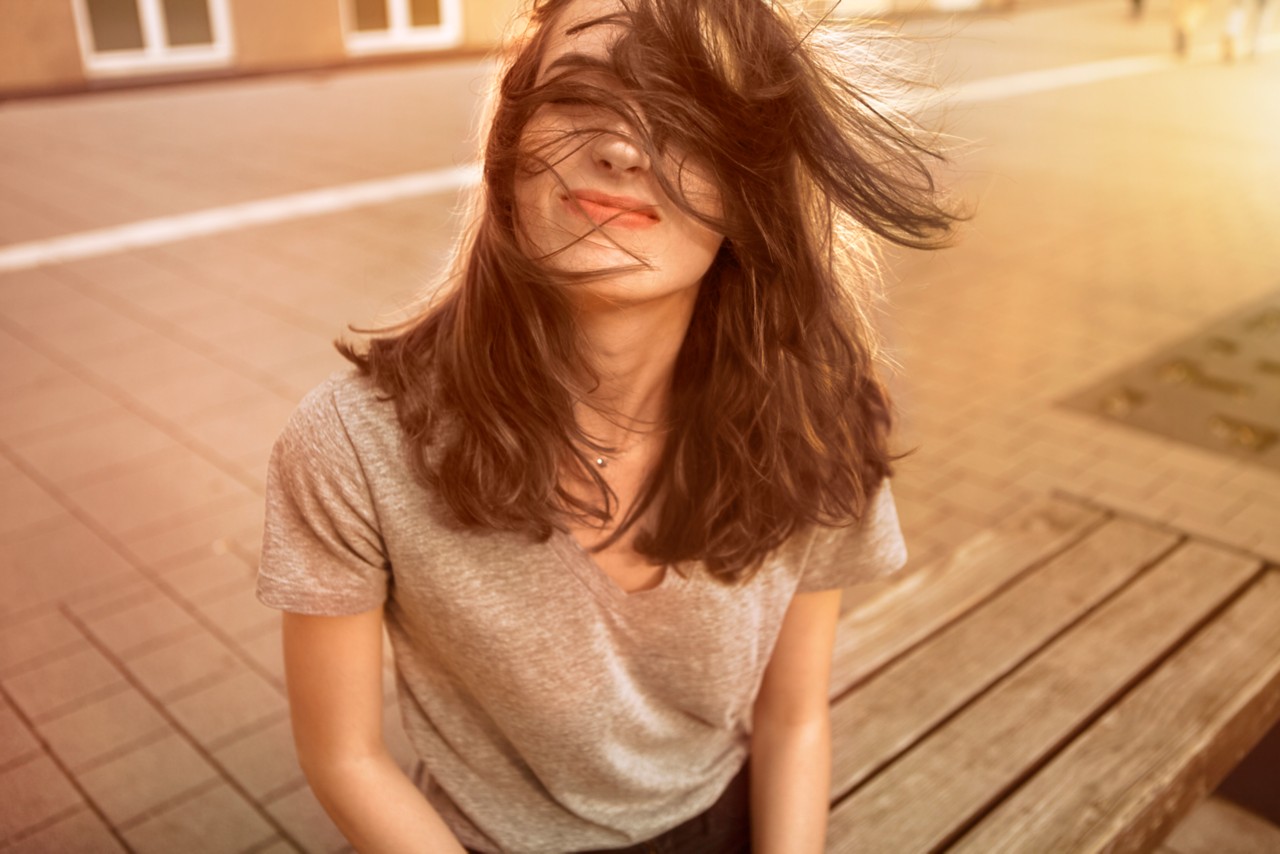 Haare einer Frau wehen im WInd