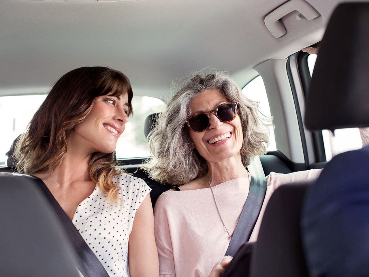 Zwei lächelnde Frauen in einem Auto