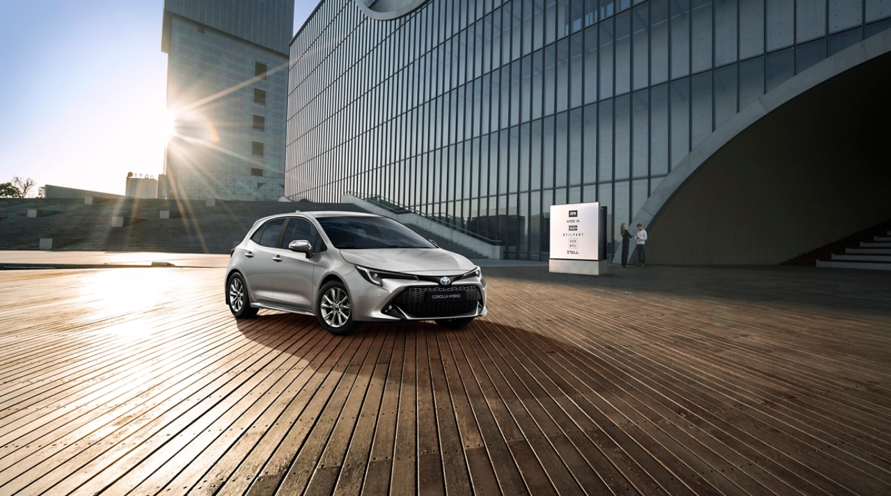 Corolla Hybrid geparkt auf einem hölzernen Deck