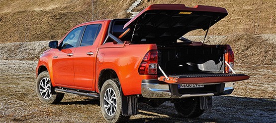 Die Ladefläche eines orange-roten Hilux