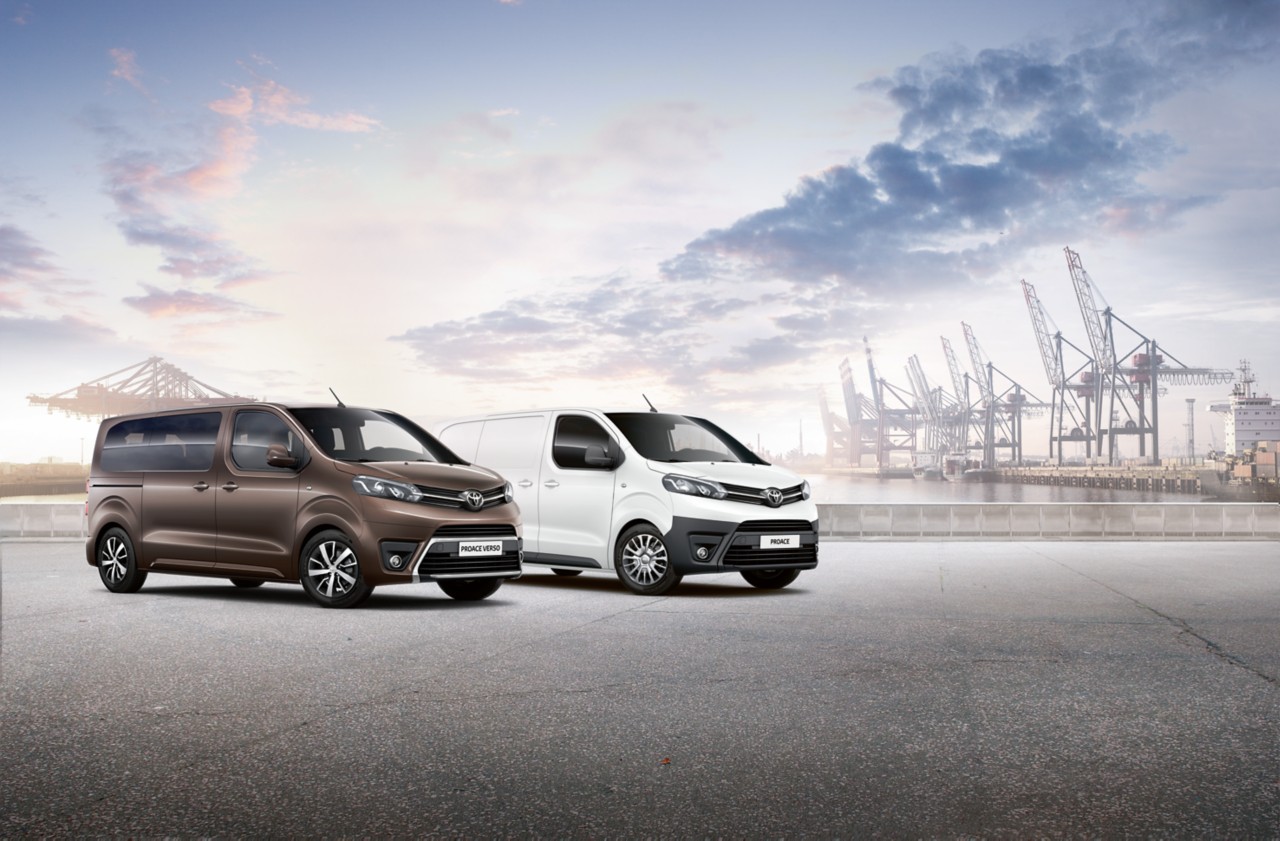 Toyota Proace Verso & Proace nebeneinander, am Hafen