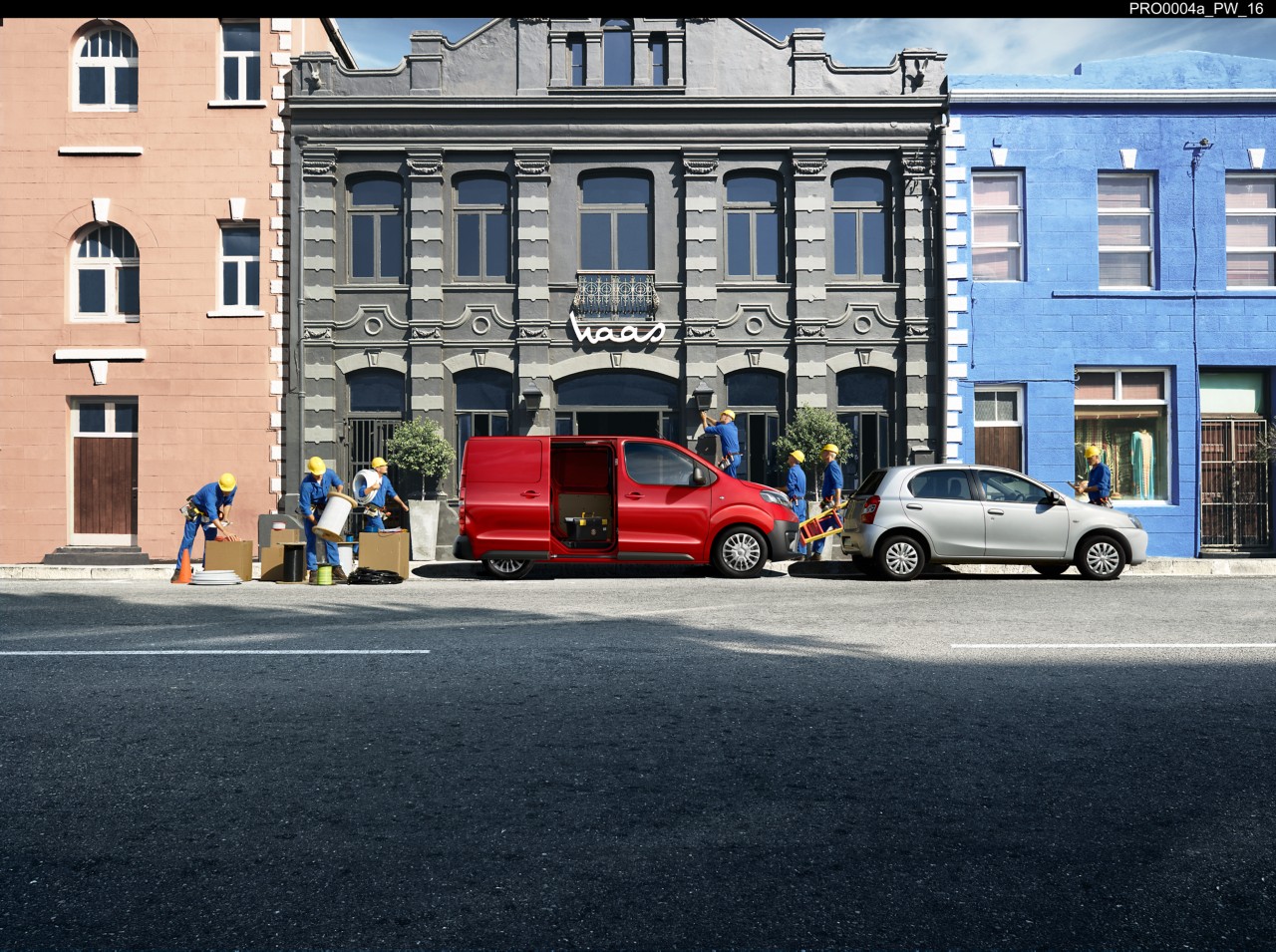 Arbeiter beim Be-und Entladen eines Toyota Proace 