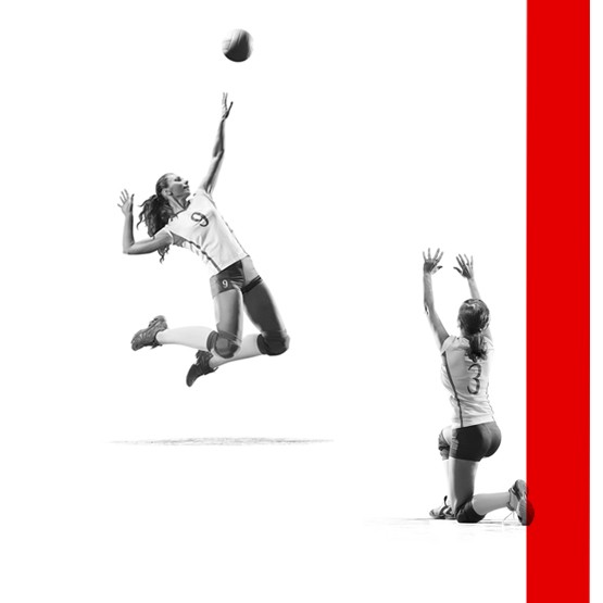 Zwei Volleyballspielerinnen beim Aufschlag
