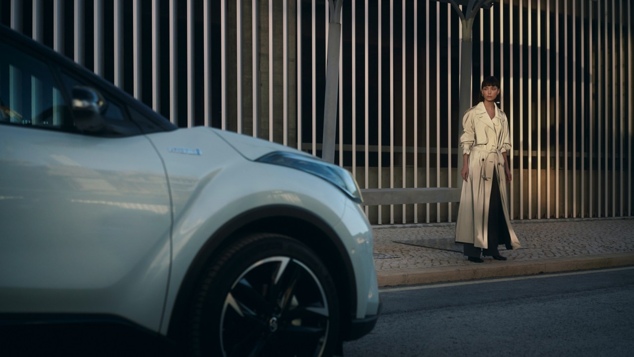 Eine Frau neben einem Toyota C-HR
