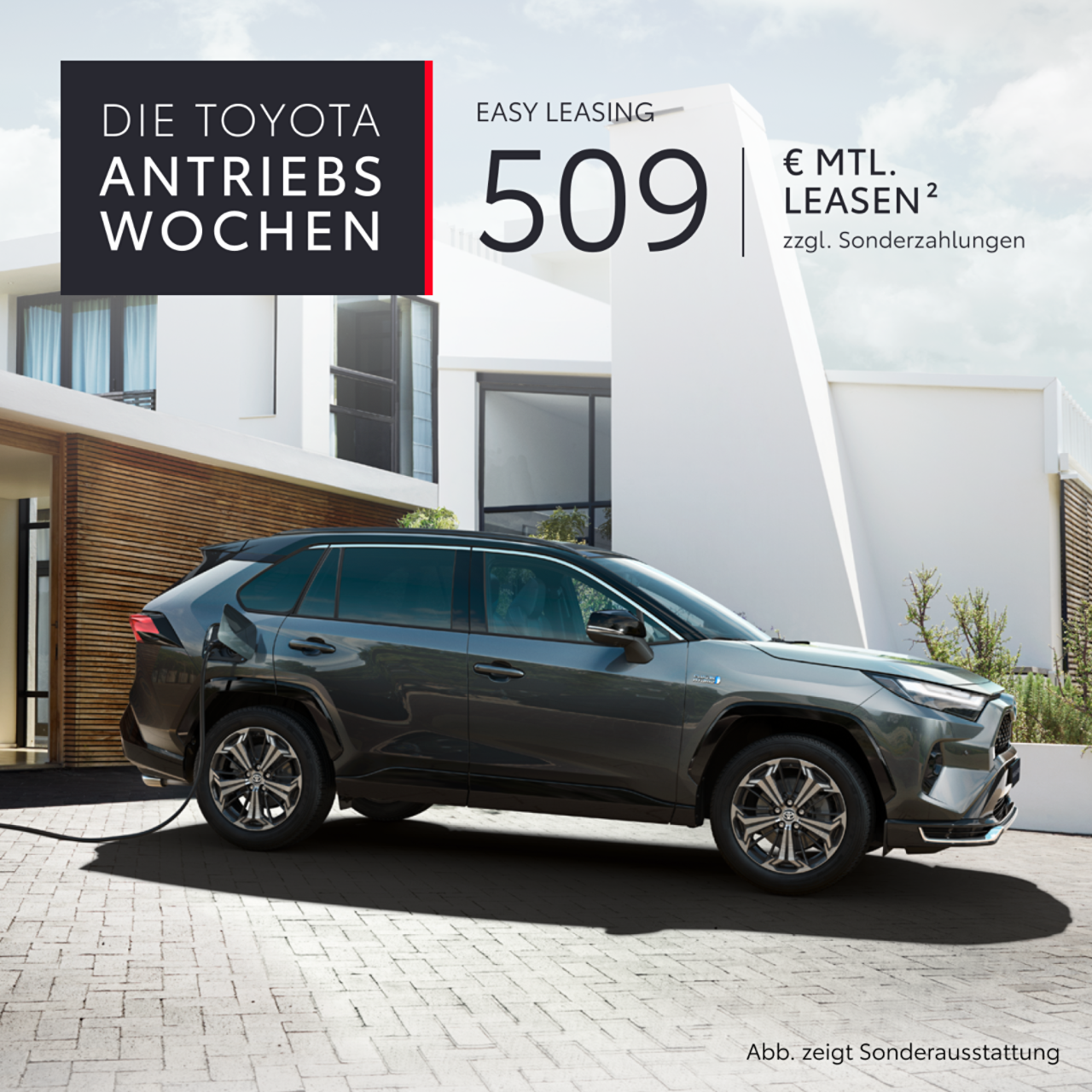 Plugin Hybrid SUV steht vor einer Garage mit einem Stecker