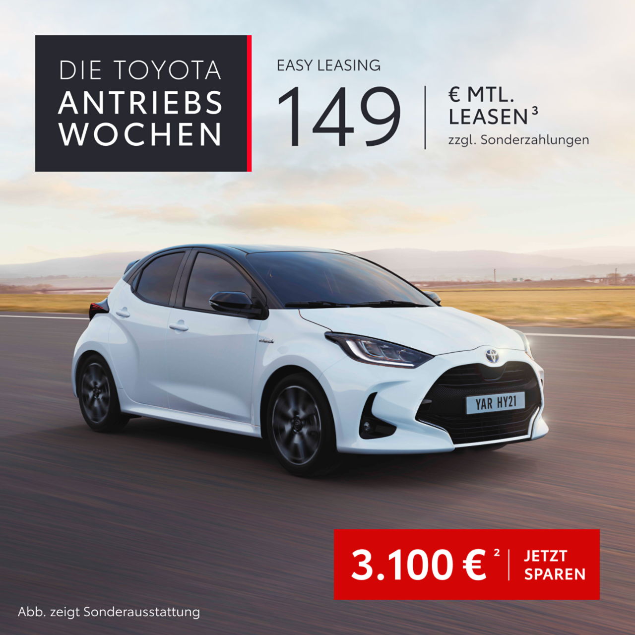 Kleinwagen fährt eine leere Straße entlang