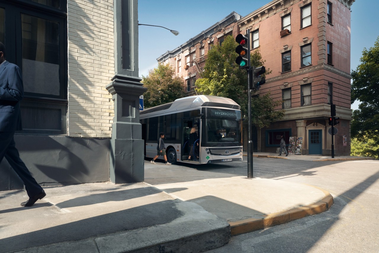 TOY_B0_2.0_2021_HUB_BRAND_KV_Bus_lowres