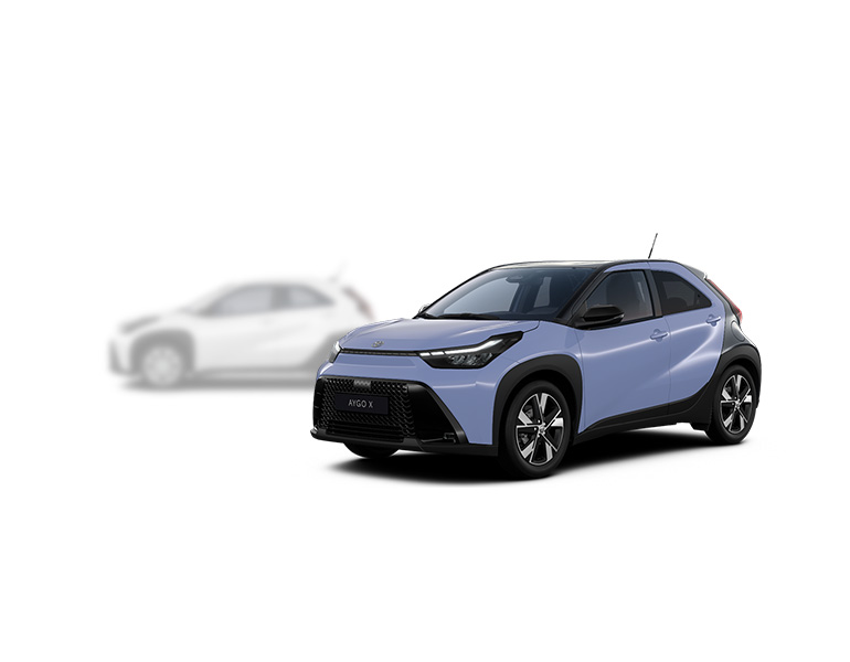 Grauer Toyota Aygo X steht diagonal zur Kamera, im Hintergrund ist unscharf ein heller Aygo X zu erkennen
