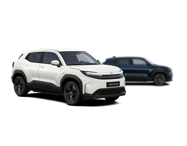 Weißer Toyota Urban Cruiser steht diagonal zur Kamera, im Hintergrund ist unscharf ein heller Urban Cruiser zu erkennen