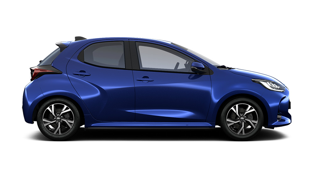 Blauer Yaris steht seitlich auf transparentem Hintergrund