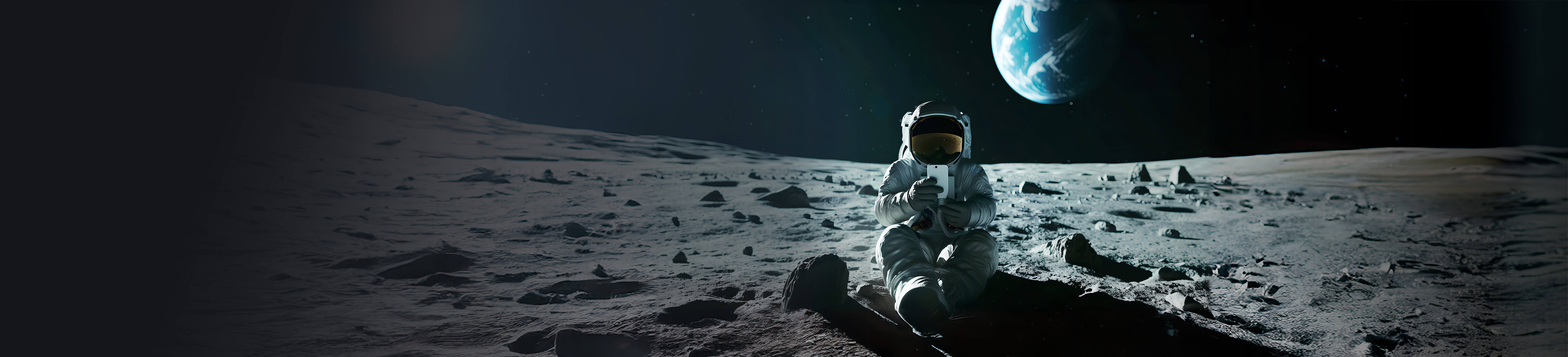 Astronaut sitzt im Raumanzug auf einem Stein auf dem Mond mit einem Smartphone in der Hand