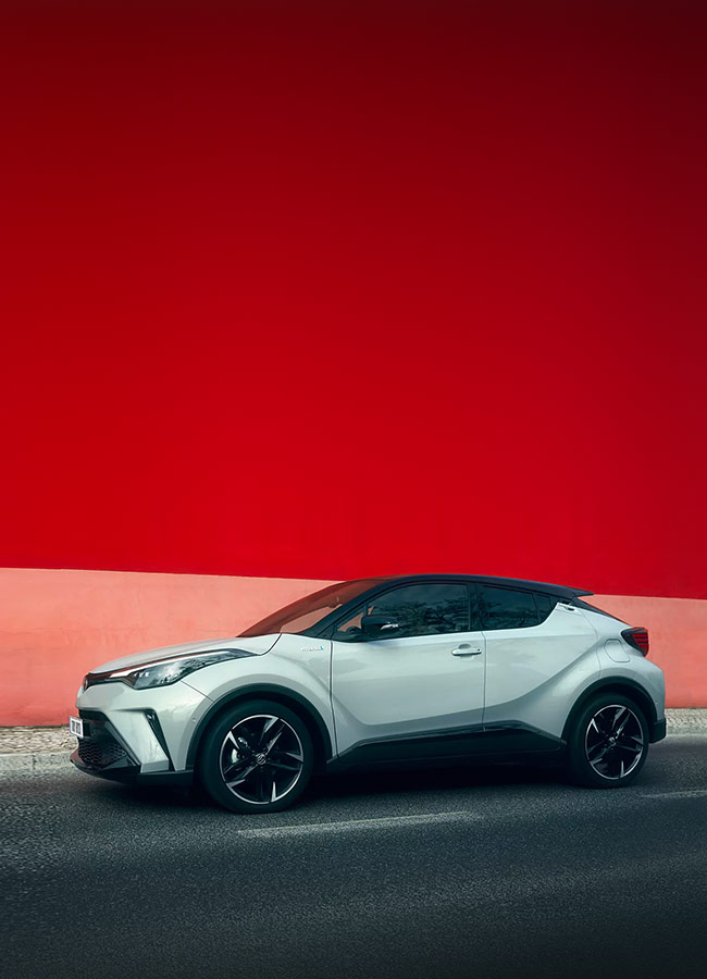 Toyota Yaris Cross fährt auf einer Straße