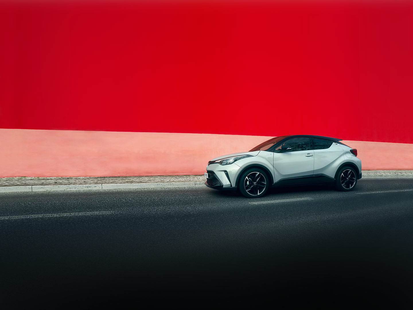 Toyota Yaris Cross fährt auf einer Straße