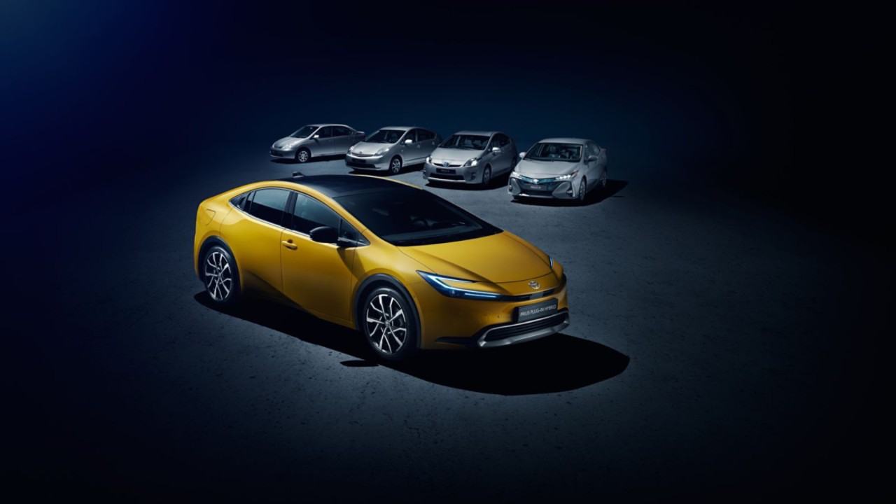 Der neue Prius Plugin, im Hintergrund sind alte Prius Modellreihen zu sehen