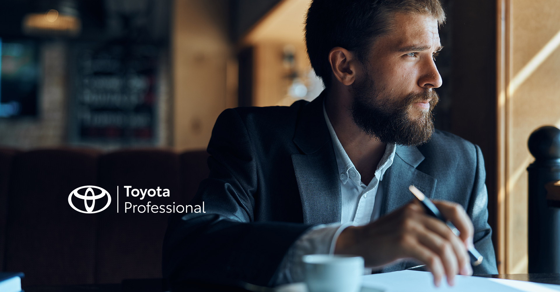 Mann mit Anzug & Toyota Professional Logo