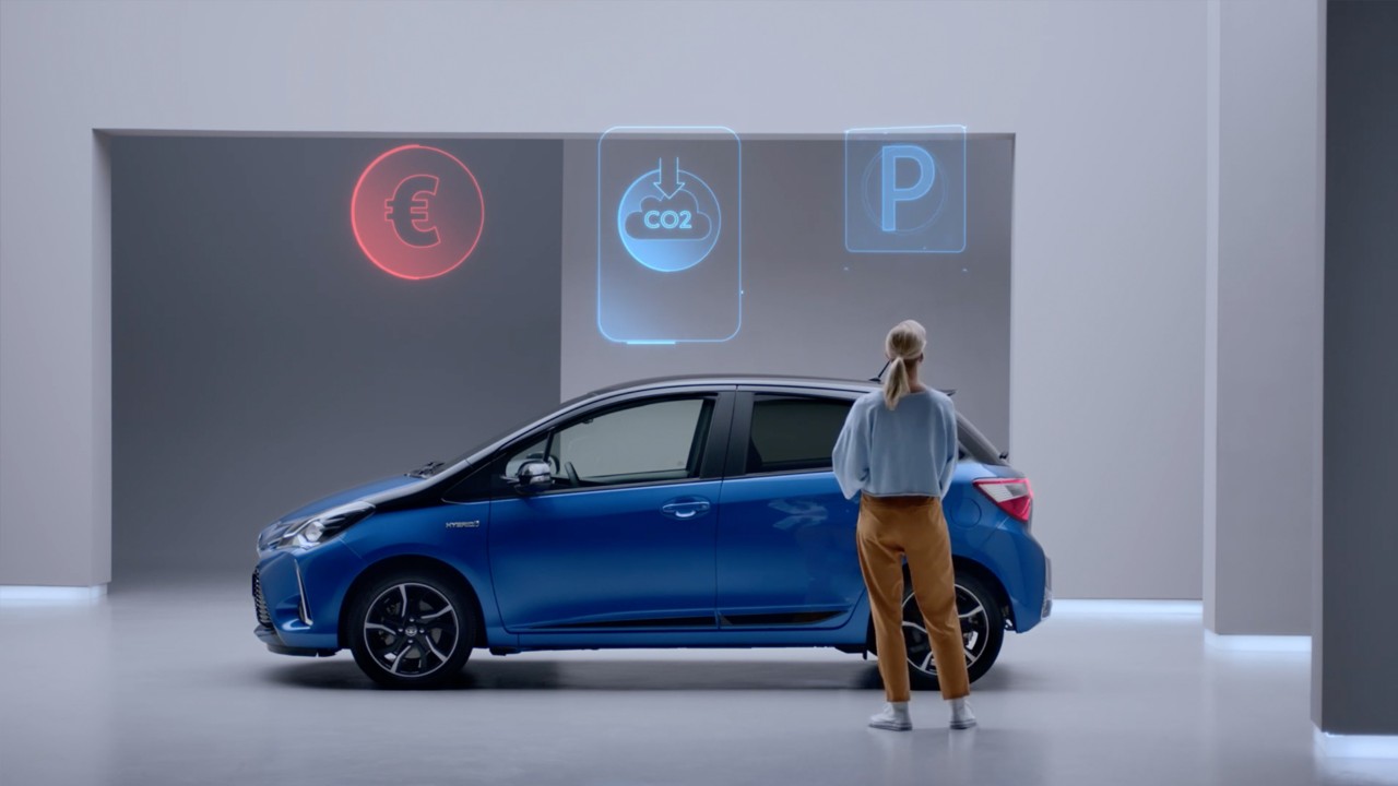 Frau neben Auto