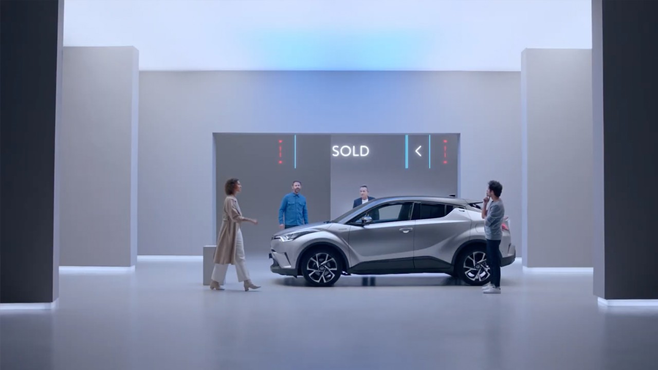 Menschen um ein Hybridauto
