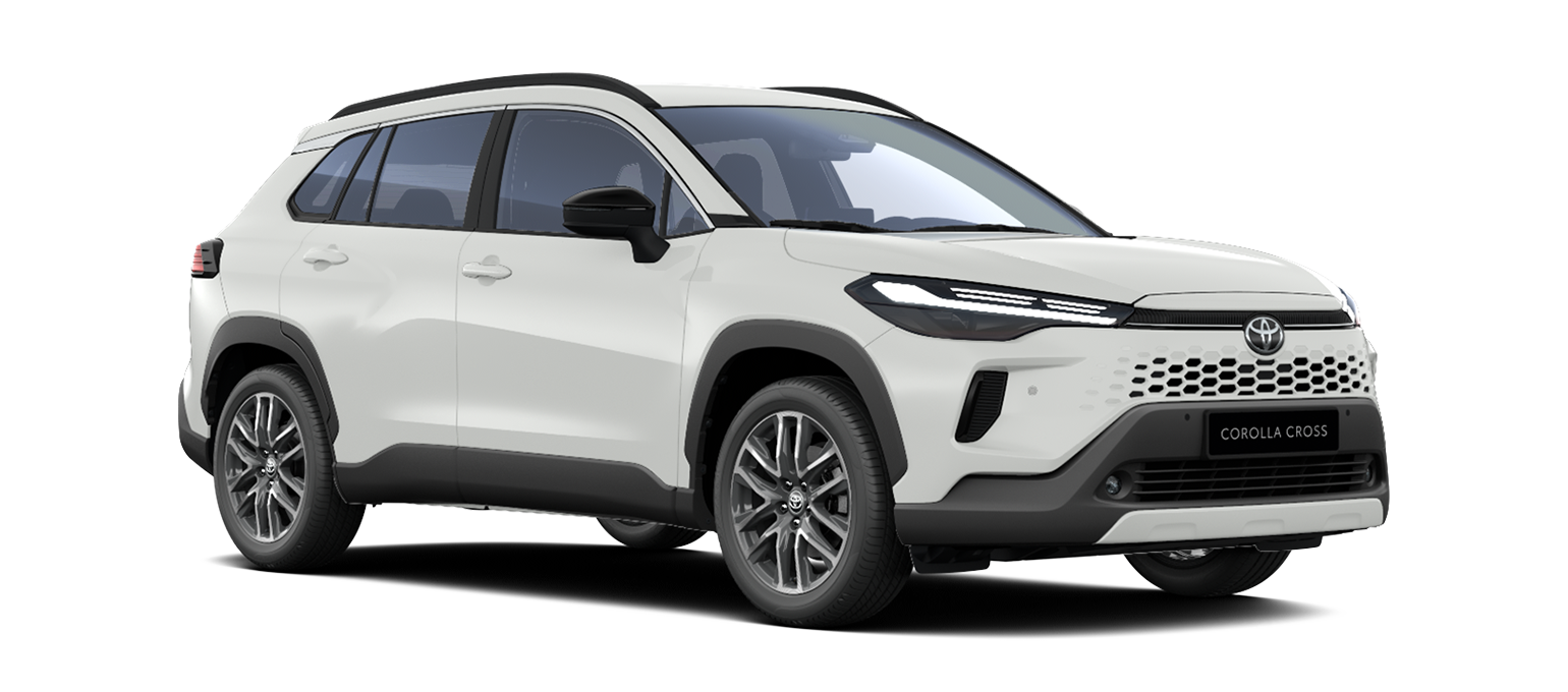 Weißer Toyota Corolla Cross SUV mit schwarzen Schutzblechen um die Reifen steht diagonal vor neutralem Hintergrund