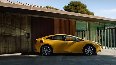 Prius Plug-in Hybrid an einer Ladesäule