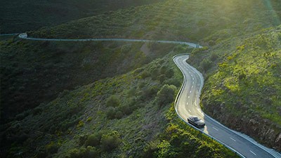 Toyota Mirai auf einer kurvigen Straße im Abendlicht