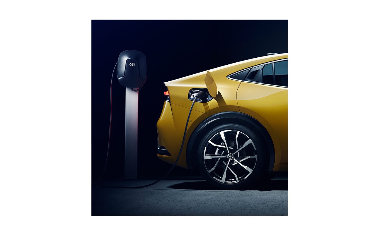 Toyota Prius-Plug-in an einer Wallbox
