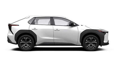Seitenansicht eines weißen Toyota bZ4X vor neutralem Hintergrund.