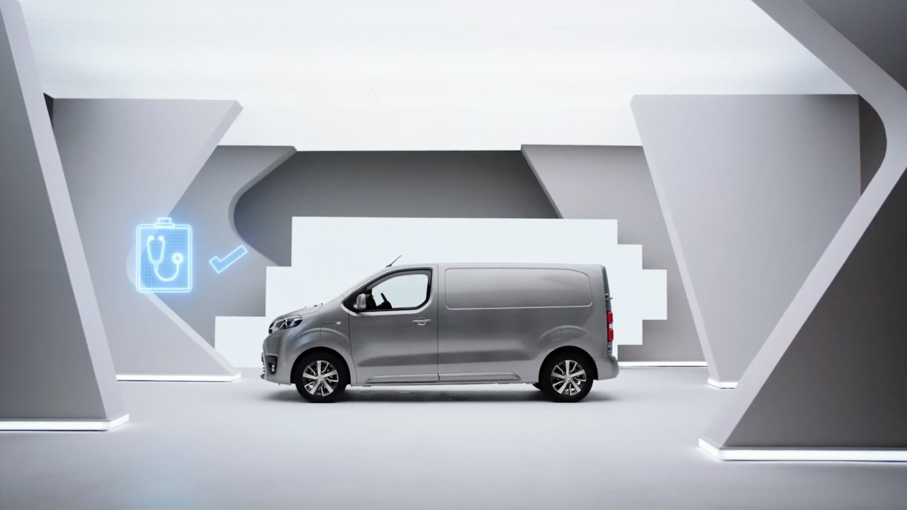 Toyota Proace in grauem Studio