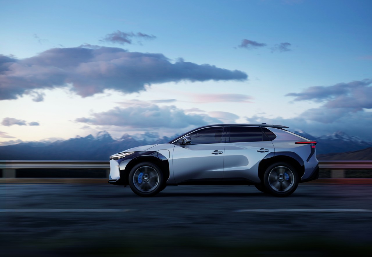 Silberner Toyota SUV im Hintergrund blauer Himmel mit Wolken