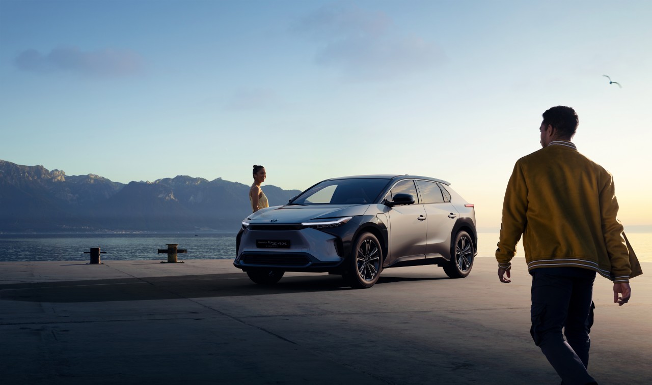 Toyota Auto im Vordergrund ein Mann