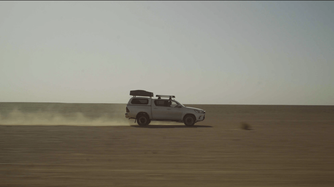 Johan Lolos in seinem Toyota fährt durch die Wüste