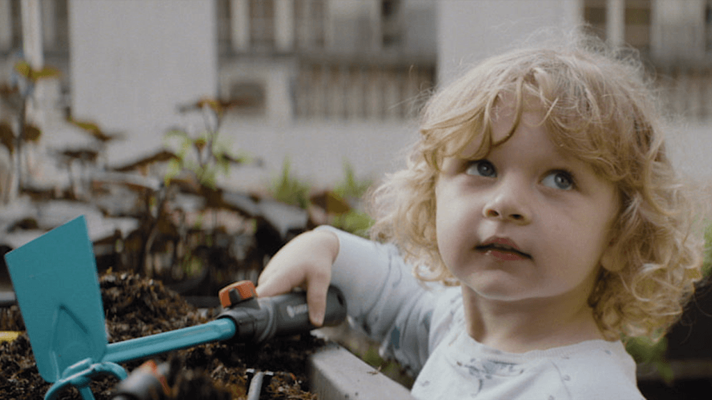 Spielendes Kind im garten
