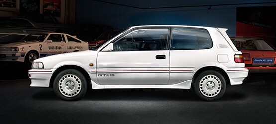 Corolla GTi in weiß von der Seite