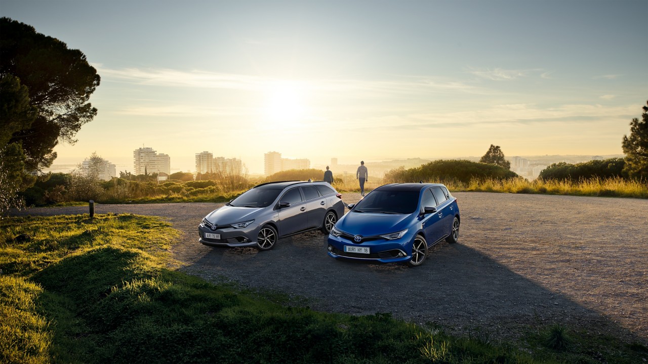 2 toyota auras mit sonnenuntergang hinter